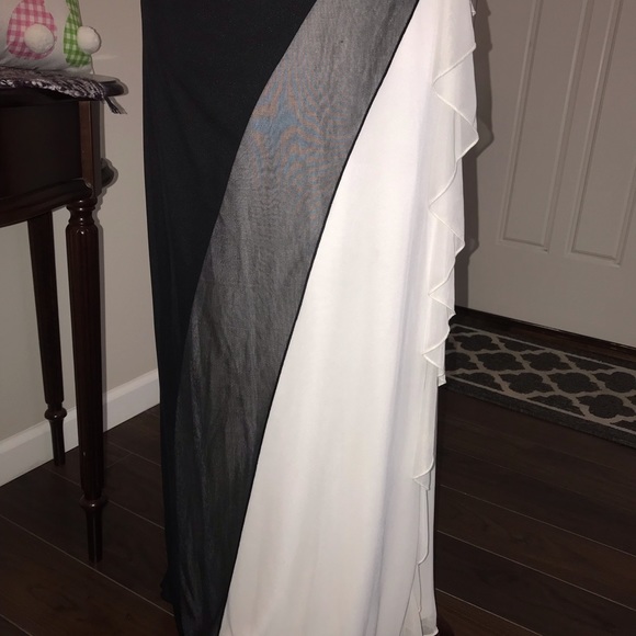 Beautiful Black and White Ruffle Dress Size L - Picture 8 of 8